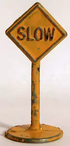 VINT 1950 TOOTSIE SPIELZEUG METALL LANGSAME STRASSENSCHILD AUF STÄNDER - Bild 1 von 2