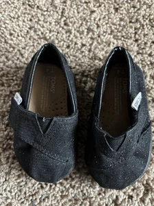 Tom’s Kleinkind Pantoletten schwarz glitzernd Größe 4T - Bild 1 von 3