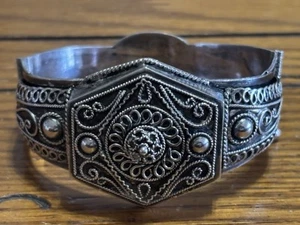 Brazalete vintage de plata ornamentado filigrana bisagra lateral cierre pasador firmado GS - Imagen 1 de 10