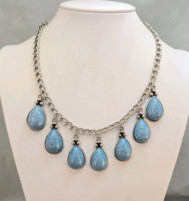 Collar Babero Firmado Peregrino LG Grueso Imitación Piedra Lágrima Lucita Tono Plata Foto 1 de 4