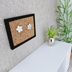 Puppenstube Korkbrett, 12. Maßstab, Miniatur Korkbrett mit 2 kleinen Edelsteinen für - Bild 1 von 5