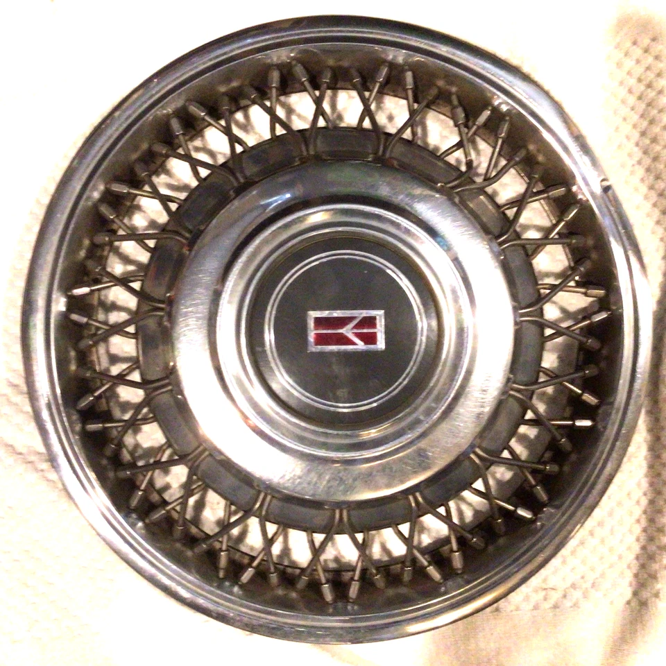 Oldsmobile 1985-89 14” tapacubos de radios de cable Delta 88  Foto 1 de 4