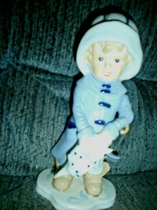 KPM STATUE MÄDCHEN MIT REGENMANTEL - Bild 1 von 3