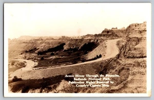 Cartolina d'epoca scenica Hiway Through Pinnacles Badlands Parco Nazionale #1679 - Foto 1 di 2