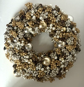 Handgefertigter dekorativer Kranz Aufhänger weiß - gold - silber Perlen 16" rund - Bild 1 von 10