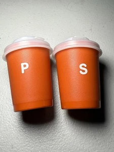 Juego de mini picnic vintage Tupperware salero pimienta 3" naranja tapa abatible 1503 - Imagen 1 de 6