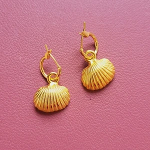 Gold tone beach shell earrings pierced small hoop cute summer drop dangle 3.5cm - Picture 1 of 3
