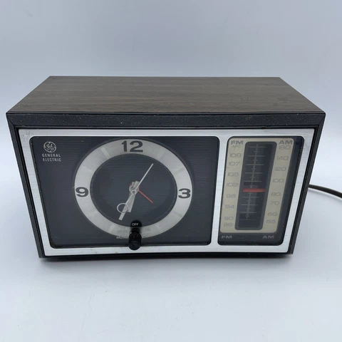 Vintage GE General Electric Retro Clock Alarm Clock Radio 7-4501 ~Tested & Works Cover
