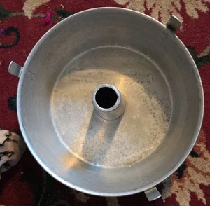 Vintage klassische Aluminium einteilige alte Engel Essen Kuchenform 3 Beine schön...... - Bild 1 von 3