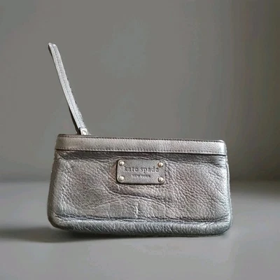 Kate Spade Нью-Йорк металлический серебряный кошелек с ремешком мешок застежки б/у в отличном состоянии.       OR - Изображение 1 из 4