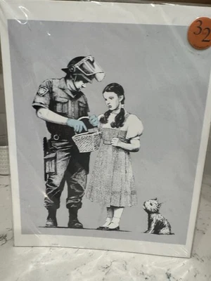 Impresión Banksy "Stop and Search" con Dorothy y un oficial de policía. Foto 1 de 4