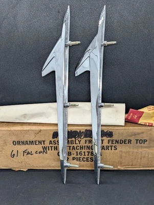 NUEVO DE LOTE 1961 FORD FALCON GUARDABARROS DELANTERO IZQUIERDO DERECHO EMBLEMA ADORNO CONJUNTO C1DB-16178A Foto 1 de 4