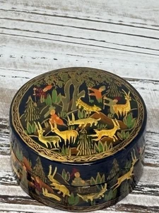 Caja redonda de baratija de animales pintada a mano lacada negra de arte popular vintage - Imagen 1 de 9