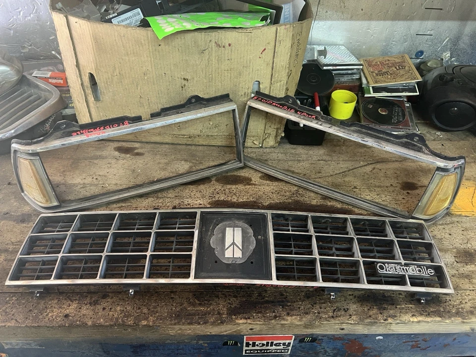 1987-1988 OLDSMOBILE 98 NINETY EIGHT GRILLE ASSEMBLY w/HEADLIGHT BEZELS R/L OEM Foto 1 de 4