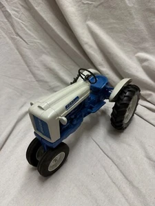 1/8 Ford 4000 Tractor Special Edition Ertl Autographed Scale Model Original box - Picture 1 of 8