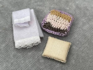 Juego de almohadas y toallas moradas para casa de muñecas escala 1:12 - Imagen 1 de 5
