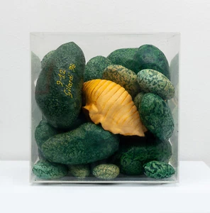 Piero GILARDI - "Sassi e conchiglia", 1996 - Multiplo in poliuretano, 30 x 30 cm - Foto 1 di 5