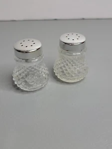 Vintage Mini Salz Pfeffer Nägel Glas Streuer Set Chrom Kunststoffdeckel - GUC - Bild 1 von 4