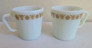 Vintage Pyrex Milchglas Schmetterling Gold D-Griff Kaffee Tee Tassen Tassen 2er Set - Bild 1 von 3