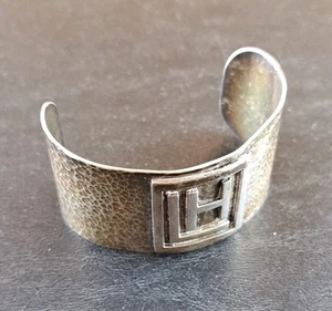Brazalete ancho de plata de ley tamaño pequeño diseño monograma propiedades curativas - Imagen 1 de 11