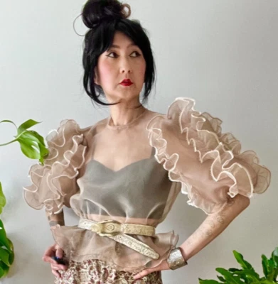 Blusa de babado de organza transparente década de 1970 – Blusa declaração peplum manga folhada | XS-M - Imagem 1 de 4