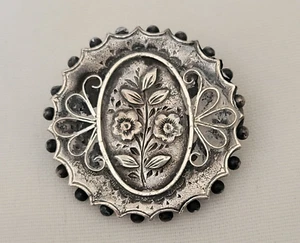 Antiguo broche prendedor victoriano plateado ornamentado grabado en relieve - captura 1,25" - Imagen 1 de 8