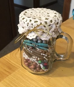 Verziertes Glas gefüllt mit Perlen - Bild 1 von 1