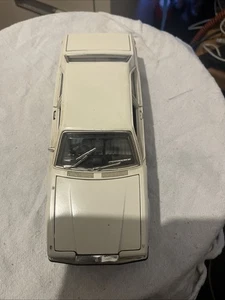 Burago Rolls Royce Camargue Model Car 1/22 Scale Diecast Cream Coloured - Picture 1 of 16