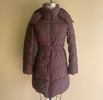 Abrigo acolchado Uniqlo pequeño largo marrón con cinturón para mujer  Foto 1 de 4