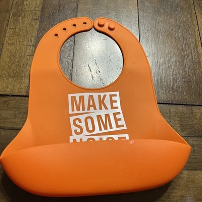 Babero de silicona naranja Make Some Noise Bella Tunno Foto 1 de 2