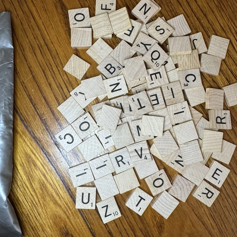 Lote de 194 letras de madera/artes y manualidades vintage de azulejos Scrabble Foto 1 de 2