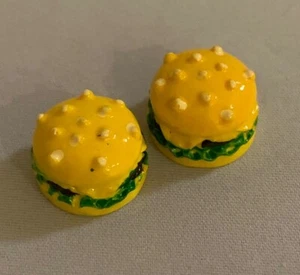 Pack de 8 hamburguesas miniatura para casa de muñecas para juego de simulación 1,7 cms SK154 - Imagen 1 de 3