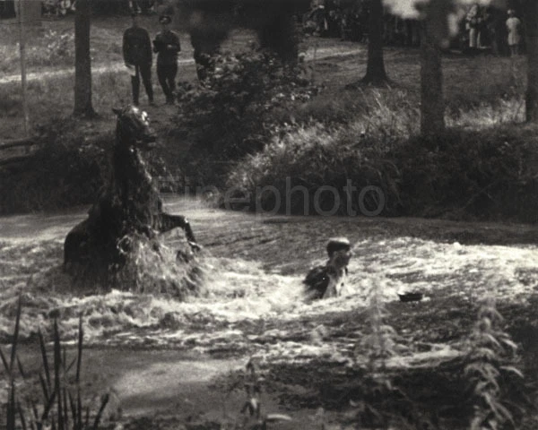 Arte fotográfico ecuestre vintage de los Juegos Olímpicos de 1936 caída de caballos Leni Riefenstahl 11x14 Foto 1 de 1