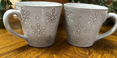 Taza de café Cajón y barril Copos de nieve y estrellas gris sobre blanco Foto 1 de 4