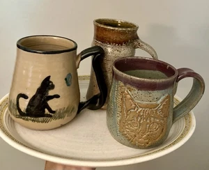 Lote 3 tazas de café de gres artístico de estudio talladas para amantes de los gatos cara de gato firmada - Imagen 1 de 18