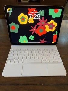 ipad air 5th generation 64gb wifi WITH magic Keyboard - Afbeelding 1 van 7