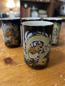 "Juego de 4 tazas de sake de porcelana japonesa vintage con motivo de dragón borde negro dorado 2,5""" - Imagen 1 de 16