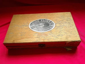 VINTAGE WOODEN EMPTY `JOSE FLOREZ CIGAR BOX ( 121A ) FROM LARGE COLLECTION - Picture 1 of 3