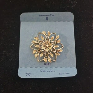 Vintage Sarah Coventry Peta-Lure Floral Brooch Pin Gold Tone Flower W/ Card - Picture 1 of 1