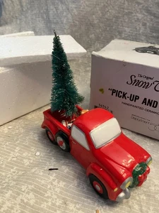 dept 56 Abholung und Lieferung. Schneedorf. Roter Pick Up Truck mit Spielzeug. Keramik - Bild 1 von 8