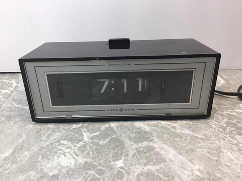 Vintage General Electric Flip Number Alarm Clock Lighted Dial GE Model 492E Cover