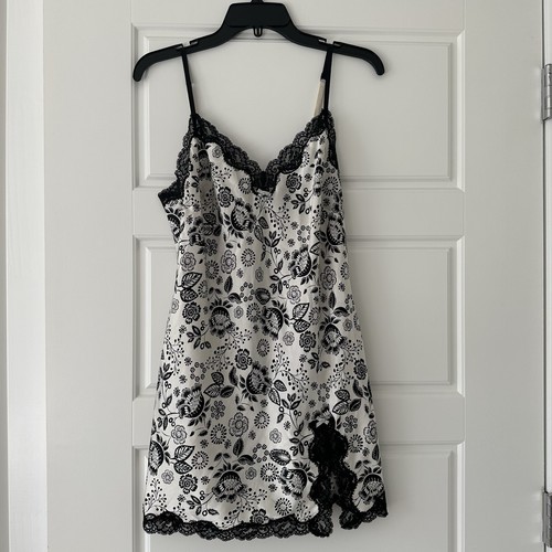 UNDERCOVER Abito Victoria's Secret bianco e nero floreale slip