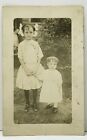 RPPC deux enfants fille avec grand arc de cheveux hêtres studio Illinois carte postale C6