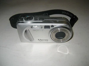 Cámara digital Sony Cyber-shot DSC-P8 3,2 mega píxeles - plateada - Imagen 1 de 10