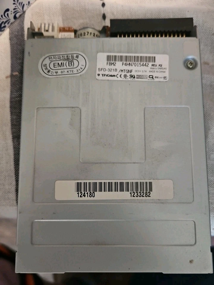 Samsung SFD-321B Rev. M2 FBM2 3.5" 1.44Mb Internal Floppy Drive HP PAVILION 700 - Image 1 of 4