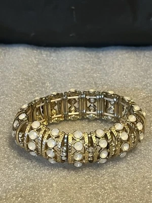 Pulsera elástica panel tono dorado con perlas de imitación y pedrería Foto 1 de 4