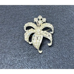 Broche llamativo floral vintage tono plata estrás sin marca usado en excelente estado - Imagen 1 de 4