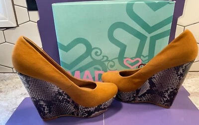 Zapatos de cuña Madeline Girl imitación piel de serpiente y plataforma bronceada 5"+ de alto nuevos en caja Foto 1 de 4