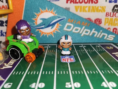 2017 NFL Series 6 QB boxed set exclusive Dolphins QB Ryan Tannehill figure Cover