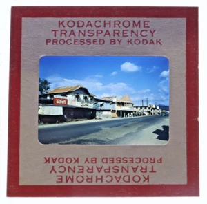 DIAPOSITIVA Kodachrome | *década de 1950* FILIPINAS OLONGAPO Escena callejera CocaCola borde rojo - Imagen 1 de 2